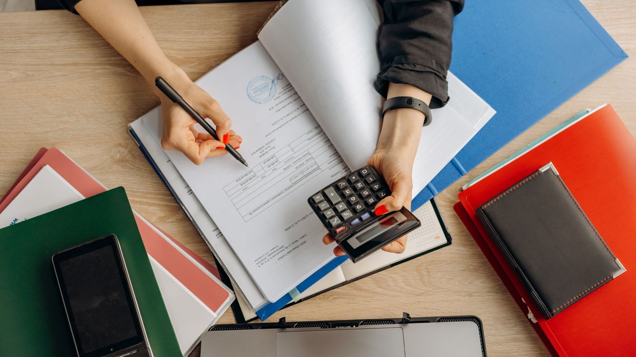 Equipa de empresa de contabilidade a analisar finanças no escritório em Lisboa