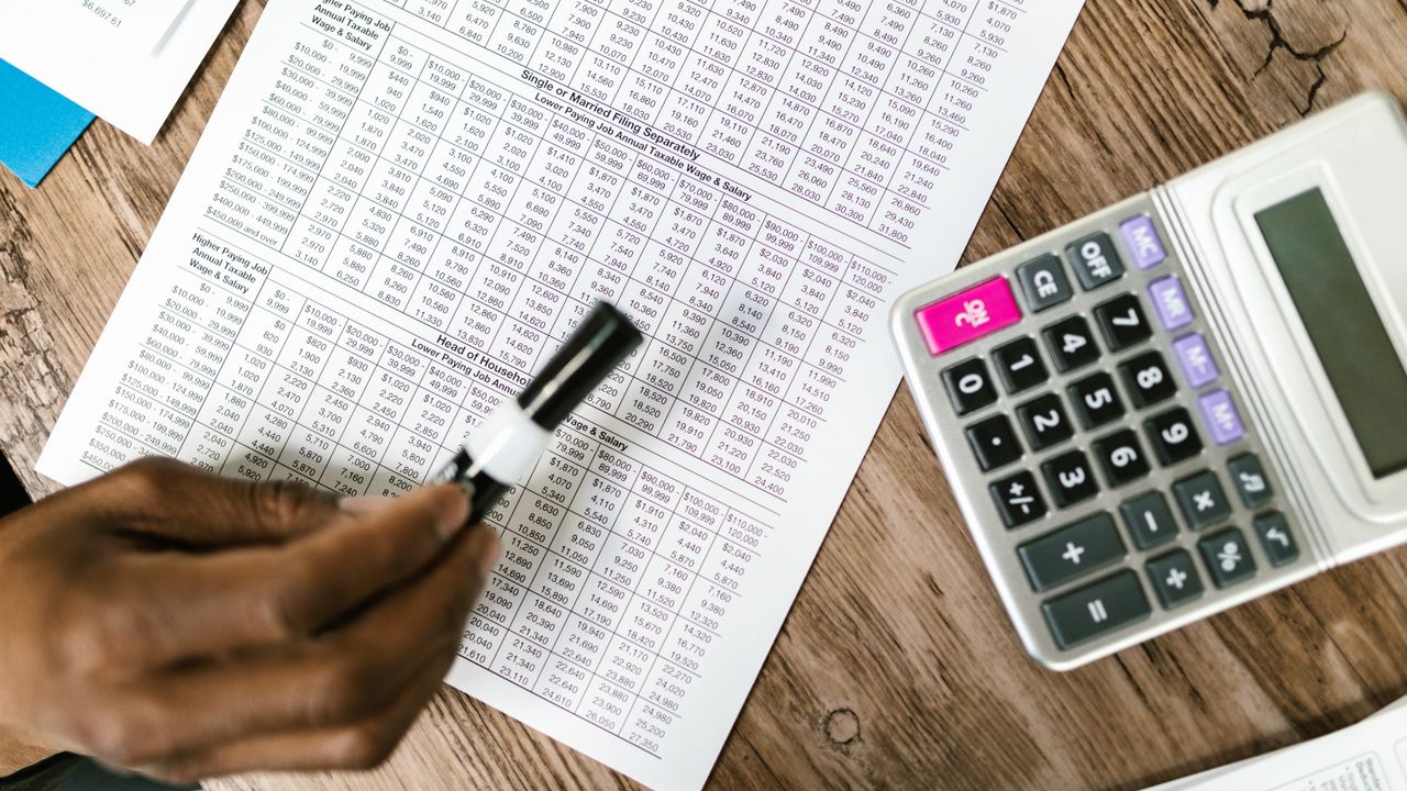 Escritório de contabilidade moderno em Lisboa com profissionais a trabalhar