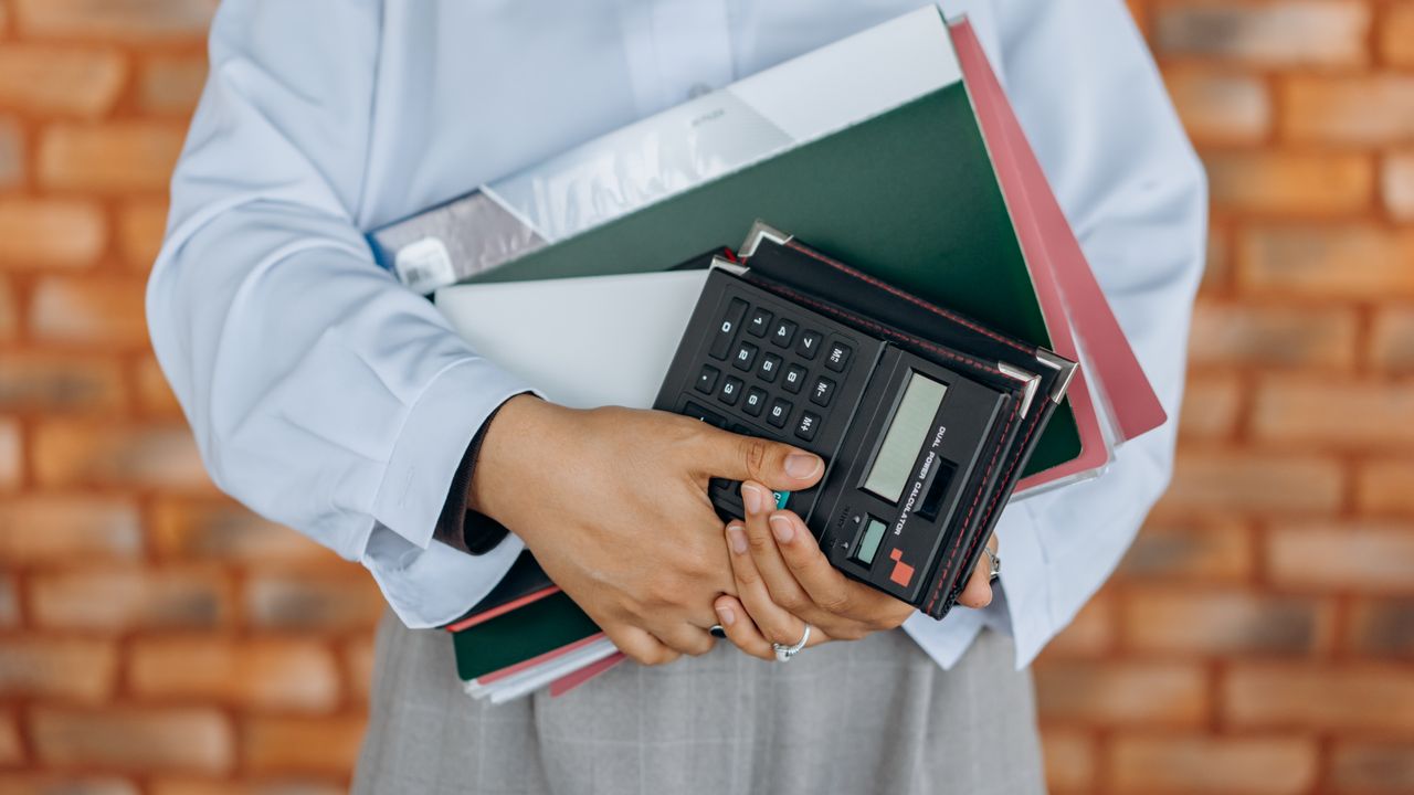 Contabilista a preparar conteúdo e guias fiscais para clientes em Portugal