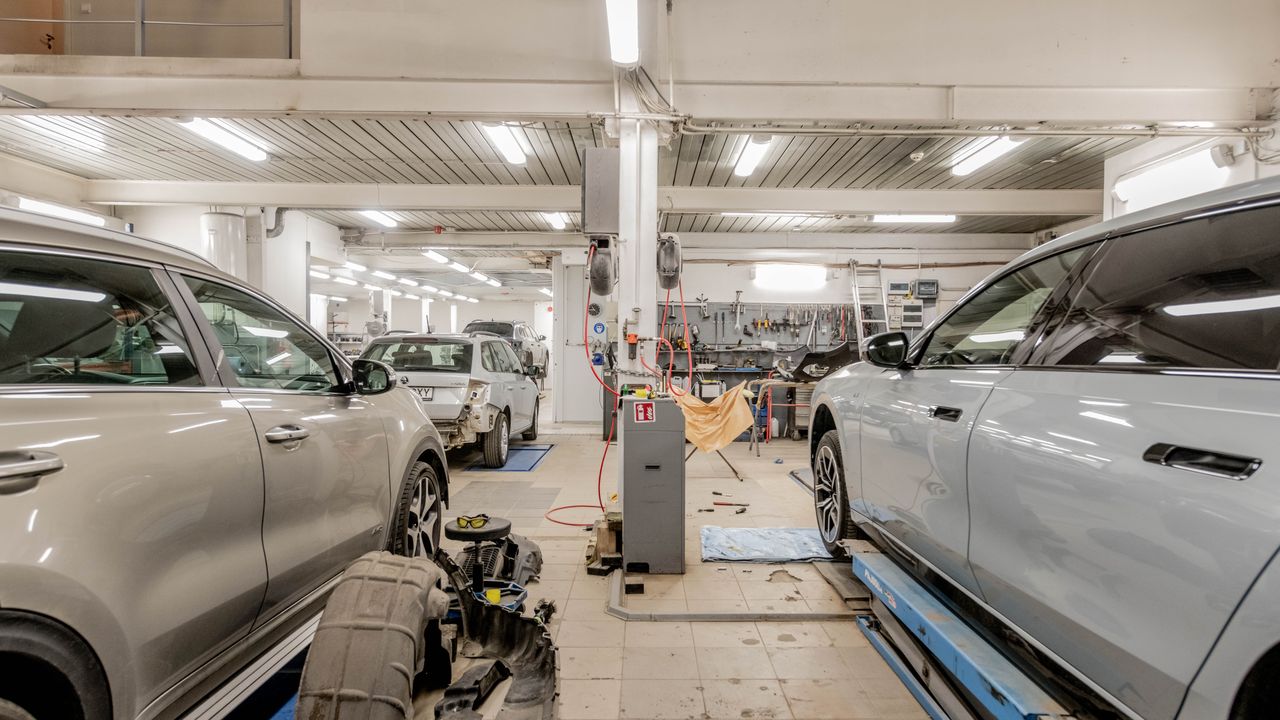 Técnico de oficina de chapa e pintura a reparar a carroçaria de um automóvel em Lisboa