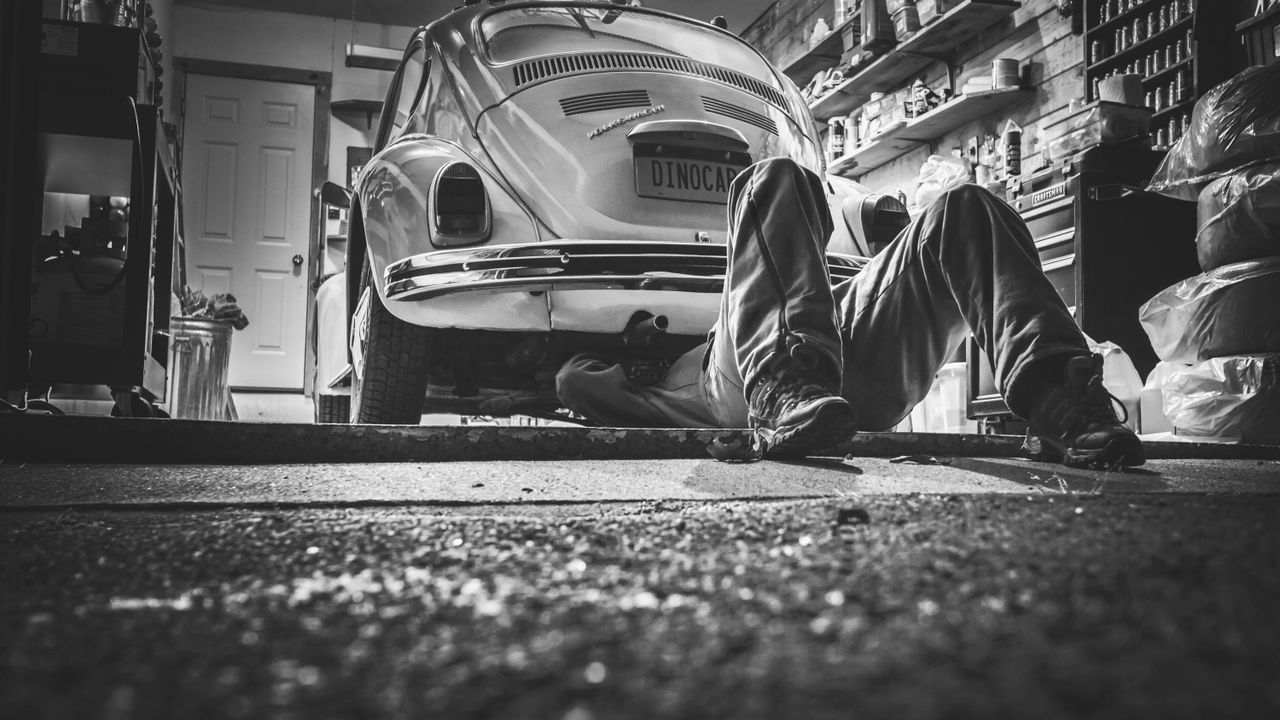 Interior de oficina automóvel em Lisboa com carro em reparação de carroçaria