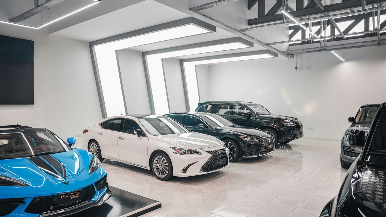 Showroom de concessionário automóvel em Lisboa com carros expostos