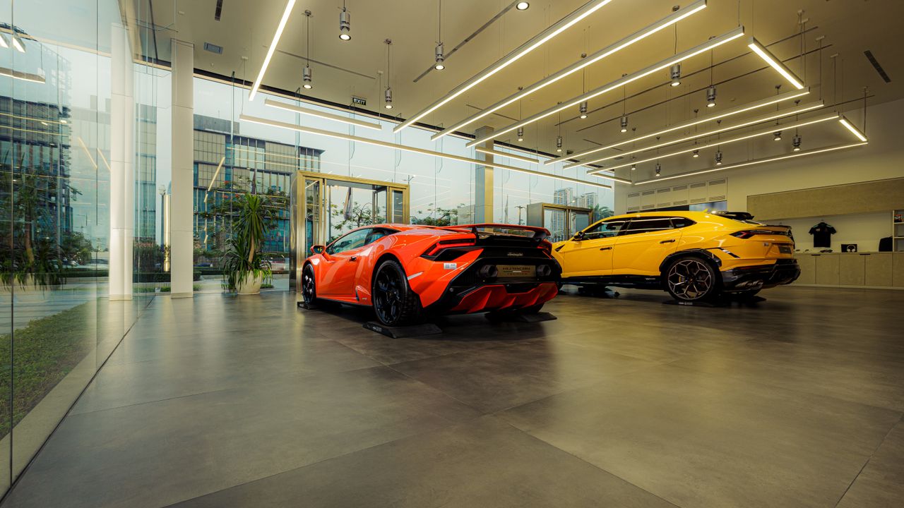 Cliente a examinar um automóvel num showroom de concessionário em Lisboa