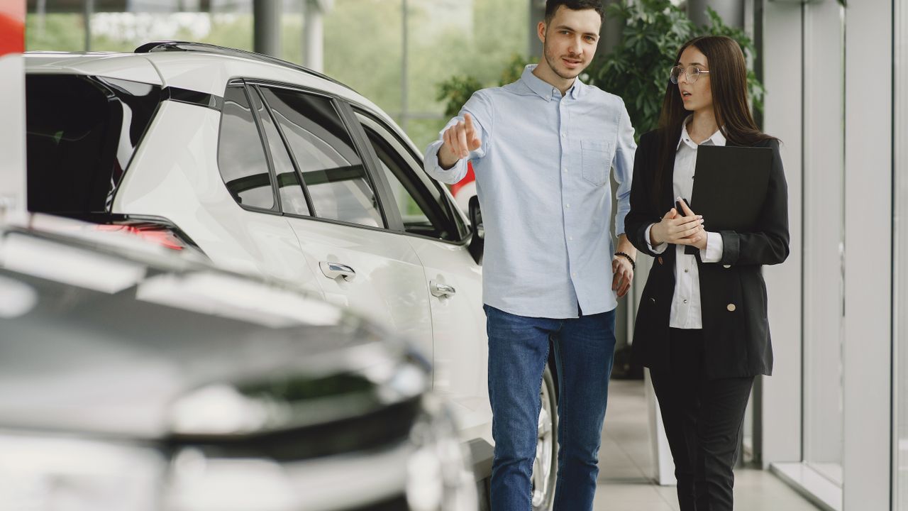 Comprador a pesquisar carros num concessionário automóvel em Lisboa
