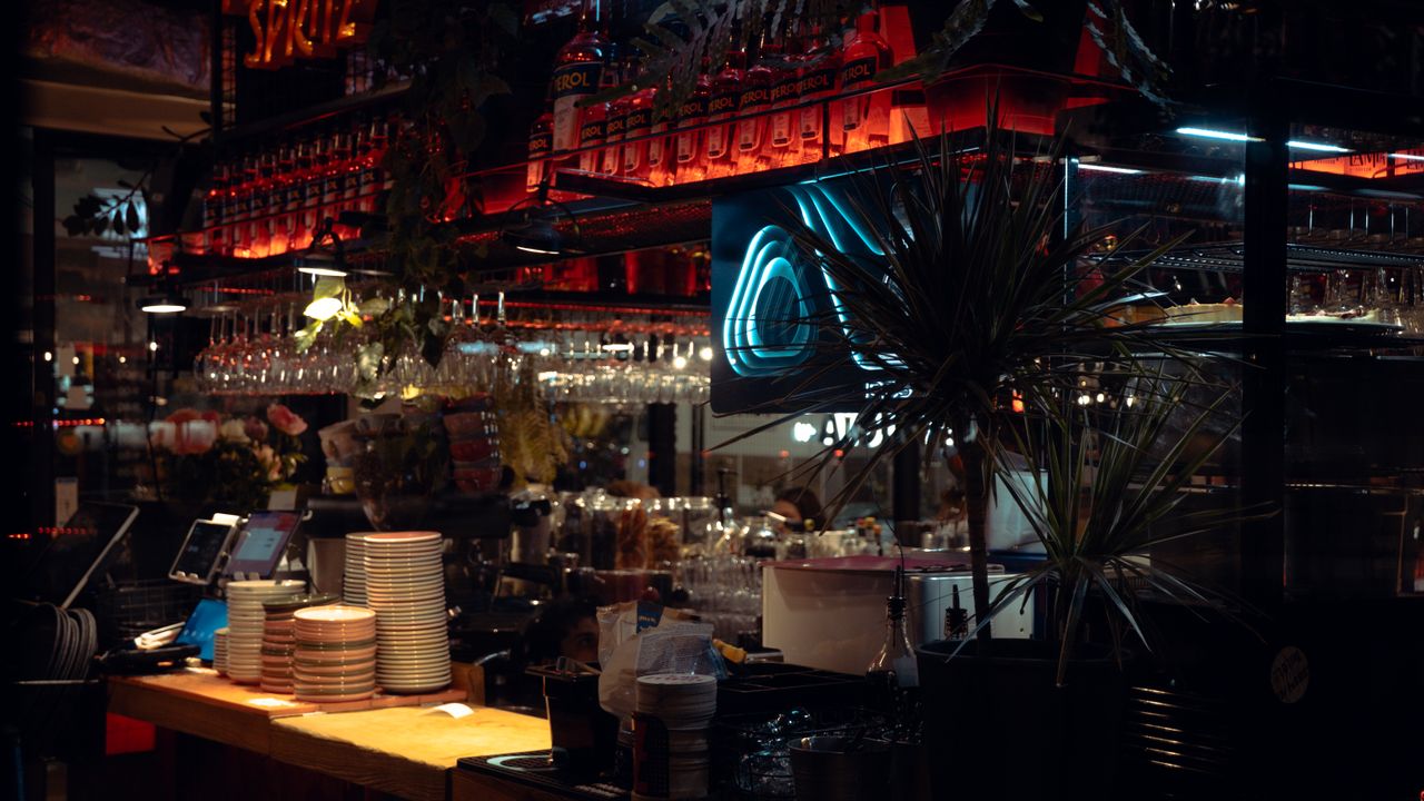 Bartender a preparar cocktails num bar animado da vida noturna de Lisboa