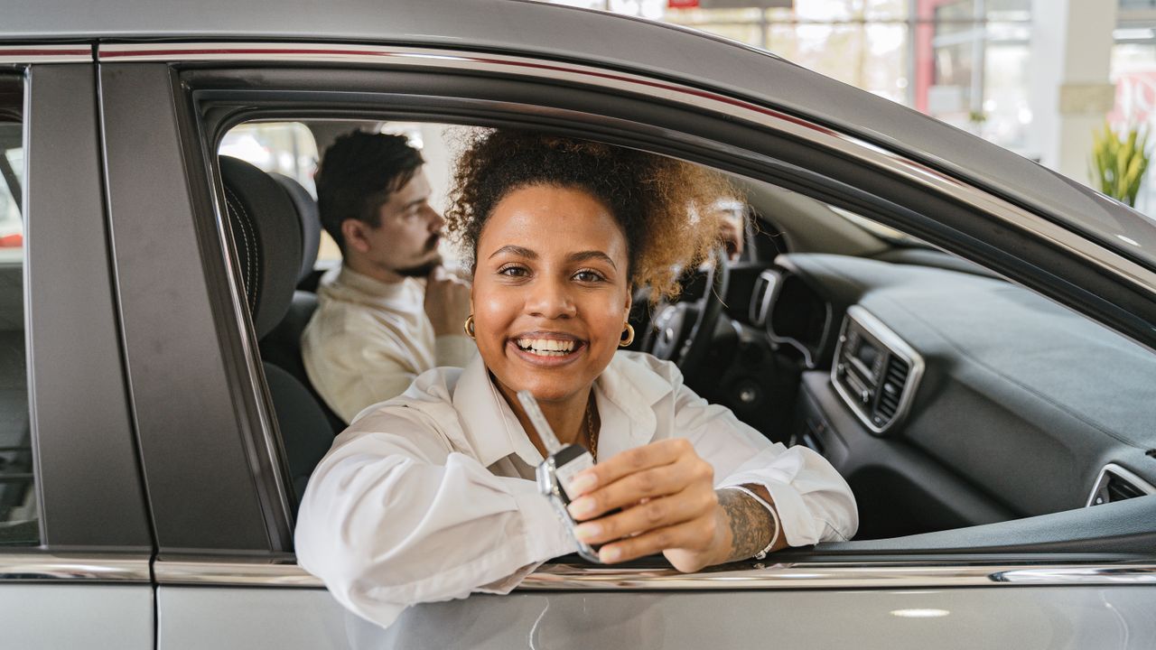 Viajante a planear no telemóvel o aluguer de um automóvel em Lisboa