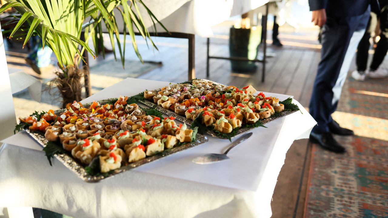 Mesa de catering montada para um evento em Lisboa com pratos gourmet