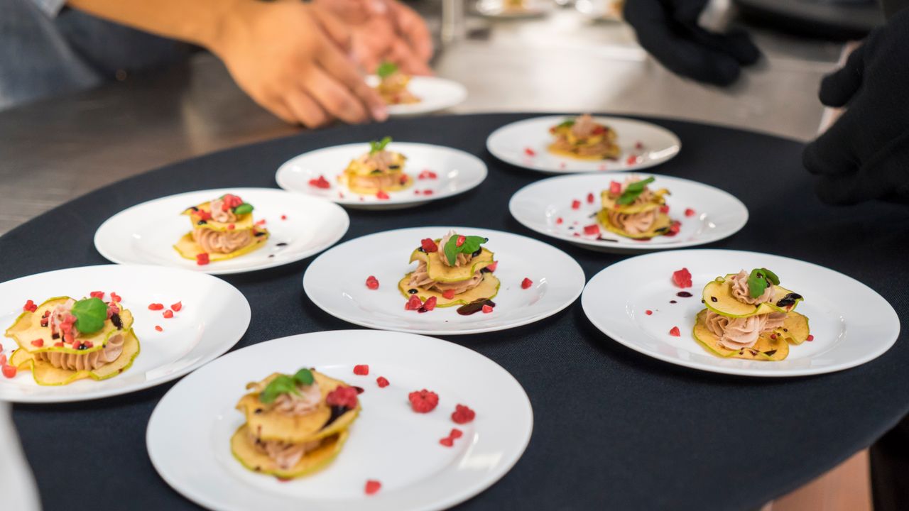 Buffet de catering elegante preparado para um evento corporativo em Lisboa