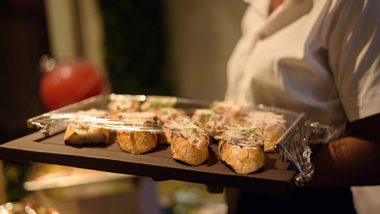 Chef de catering a empratar comida gourmet para um evento em Portugal