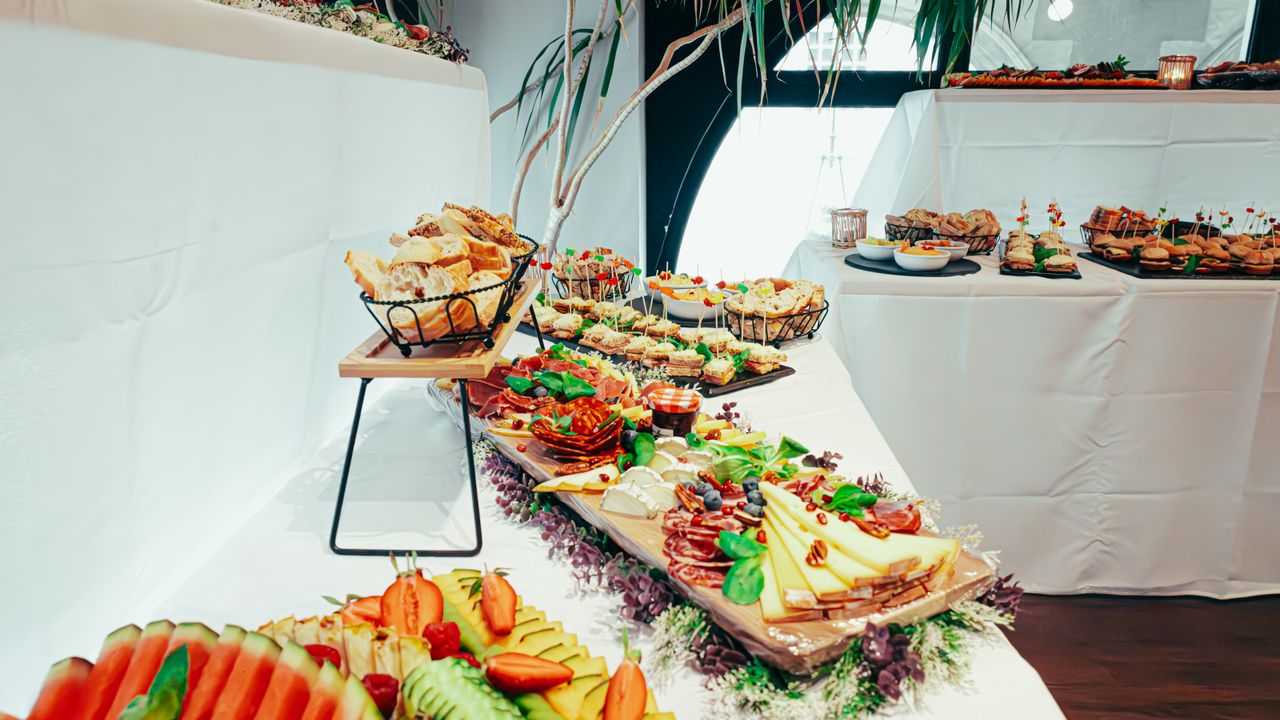 Serviço de catering a servir convidados numa festa de evento em Lisboa