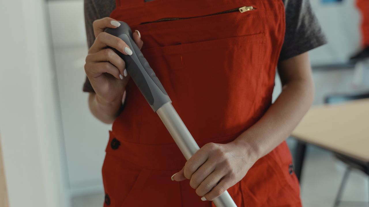 Equipa de serviços de limpeza profissional a higienizar um espaço em Lisboa
