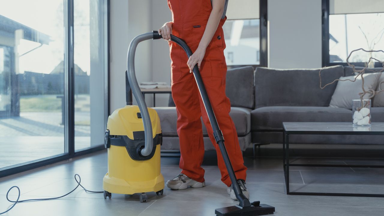 Profissional de limpeza com equipamento a higienizar um espaço interior em Lisboa