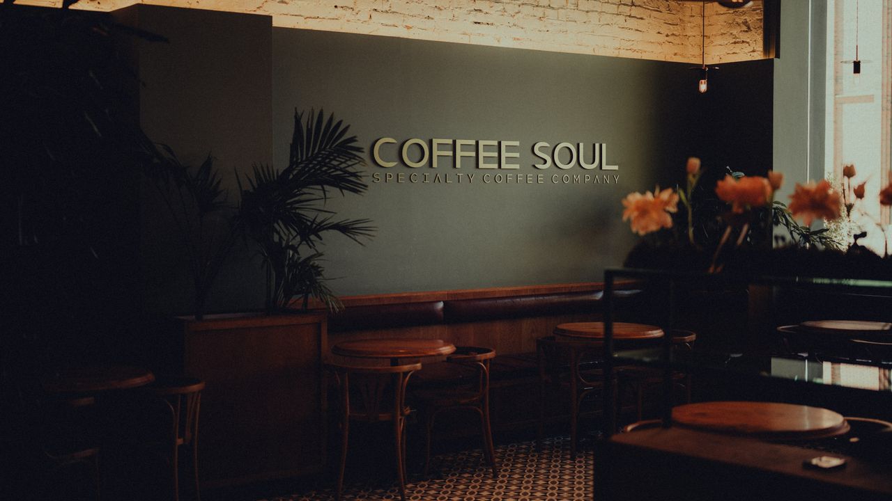 Barista a preparar café de especialidade num café de Lisboa