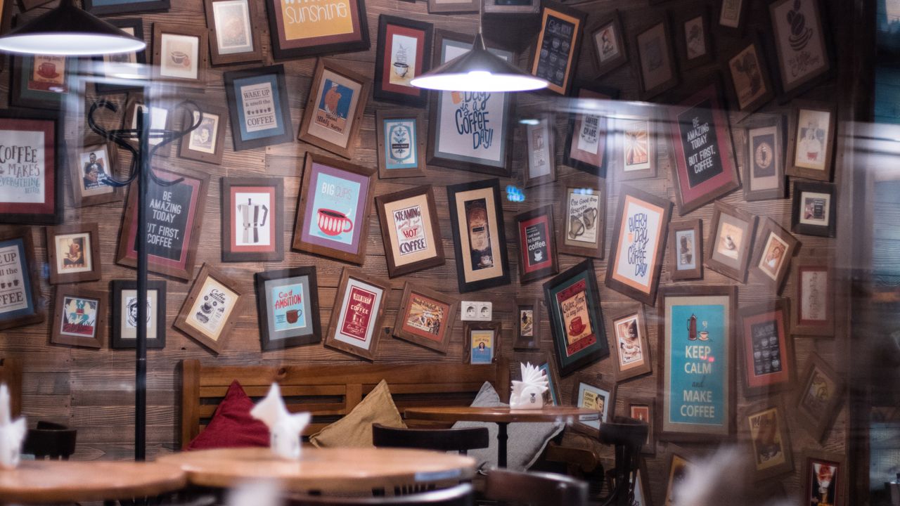 Esplanada de café em Lisboa com clientes a tomar café ao sol