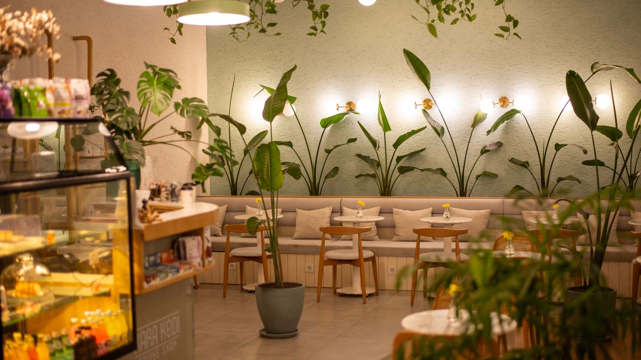 Chávena de café e pastelaria numa mesa de café acolhedor em Lisboa