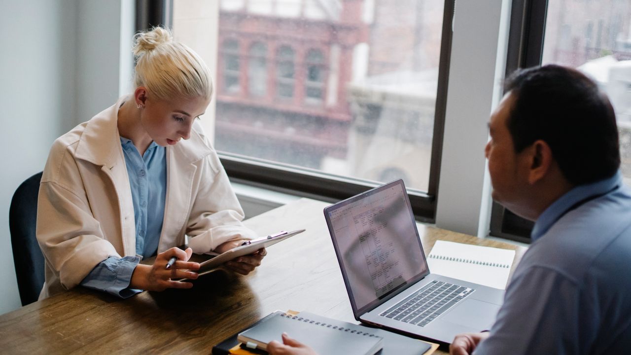 Reunião de consultoria empresarial numa empresa de consultoria em Lisboa