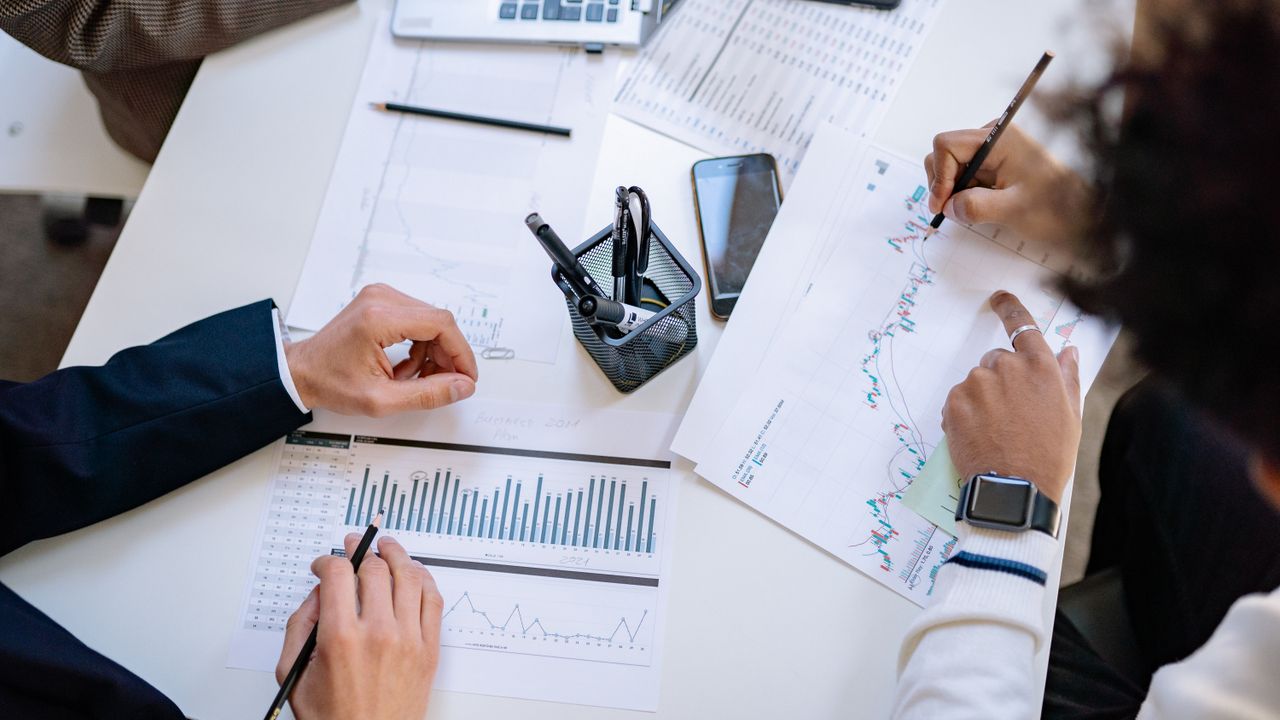 Consultor a preparar relatórios e conteúdo de autoridade para clientes em Portugal
