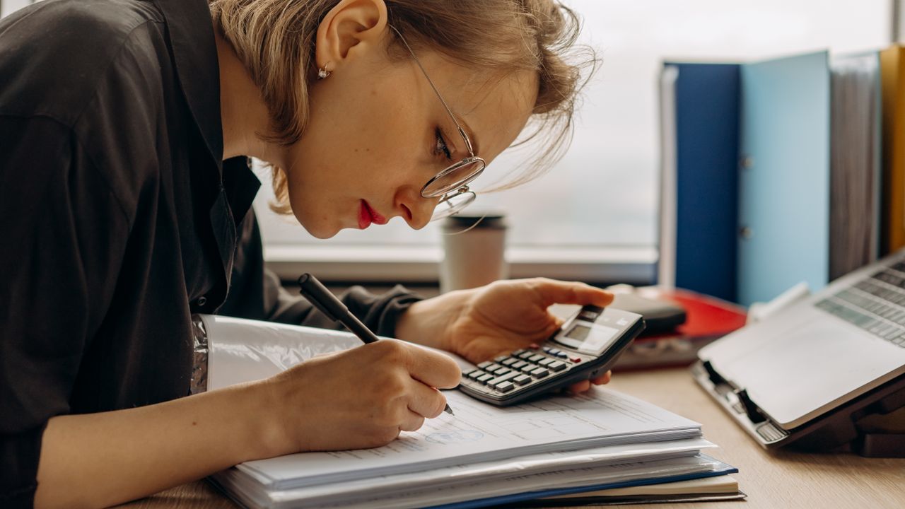 Equipa de contabilistas certificados a reunir sobre indicadores financeiros em Lisboa