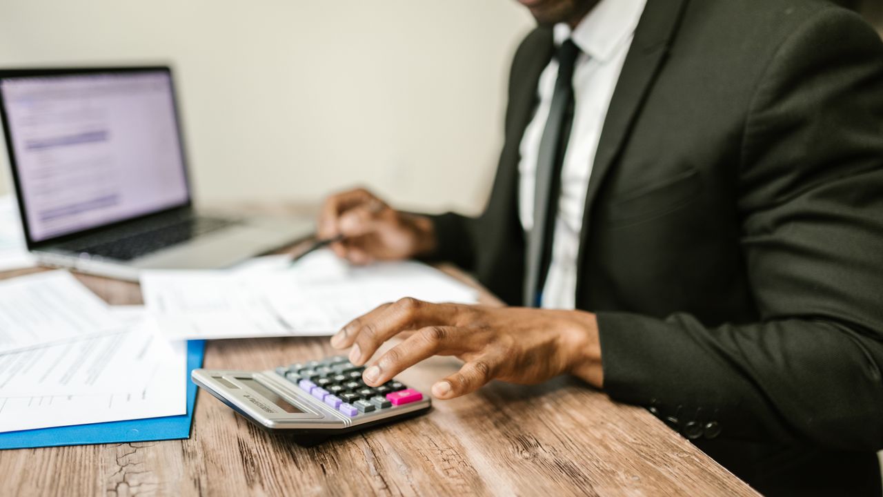 Contabilista certificado a preparar conteúdo e guias fiscais para clientes em Portugal