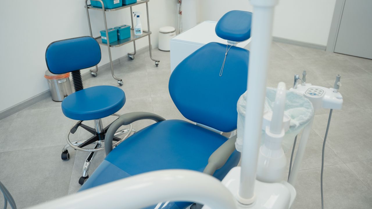 Consultório de clínica dentária moderna em Lisboa com equipamento atual