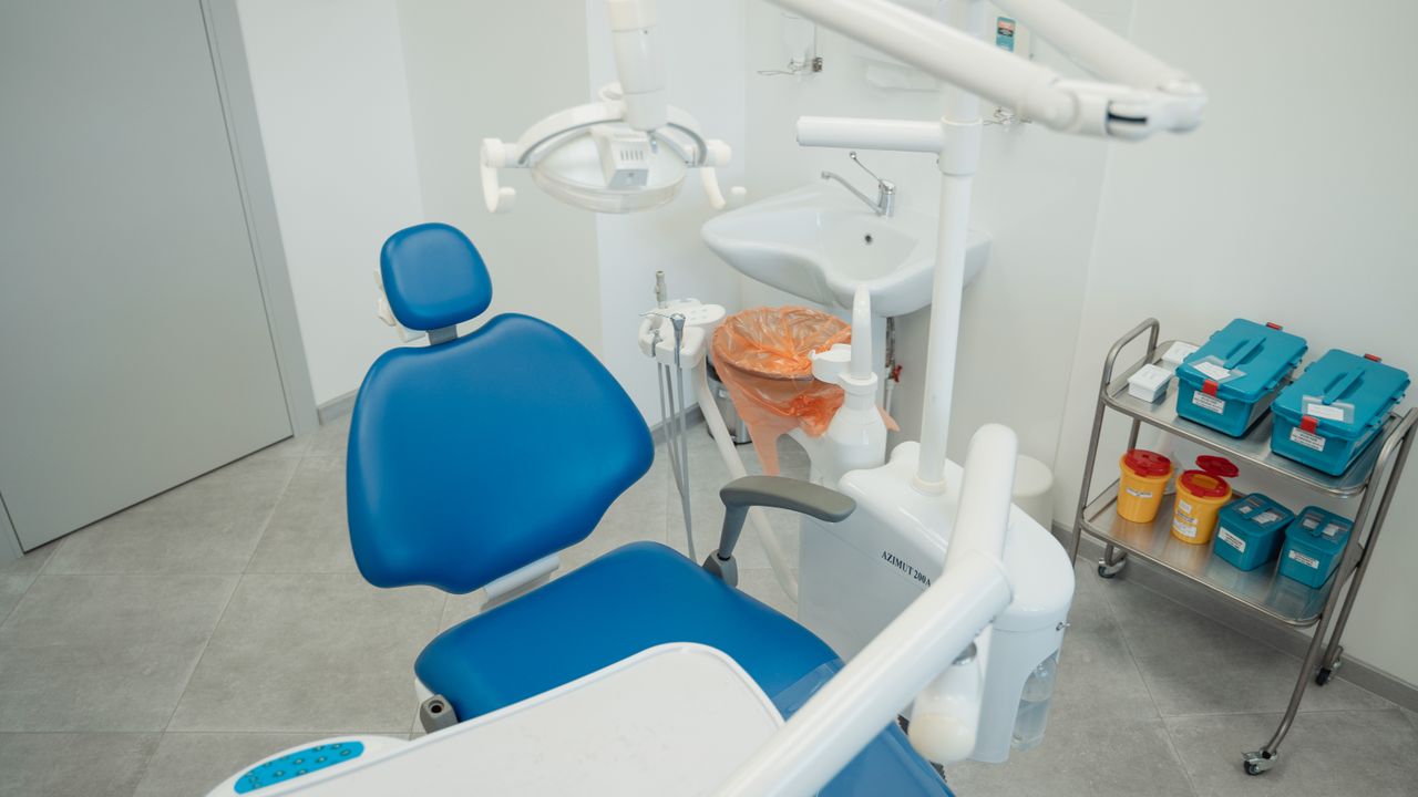 Cadeira e equipamento de clínica dentária moderna com iluminação profissional em Lisboa
