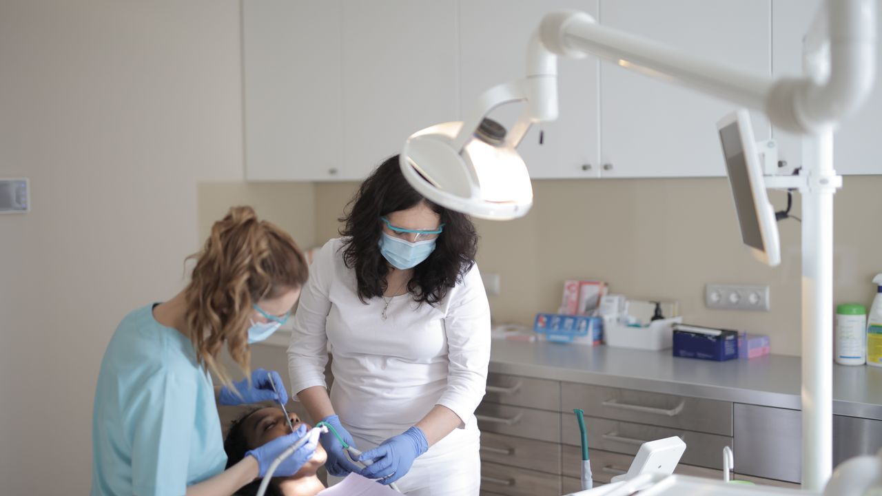 Consultório de clínica dentária moderna em Lisboa com dentista e paciente