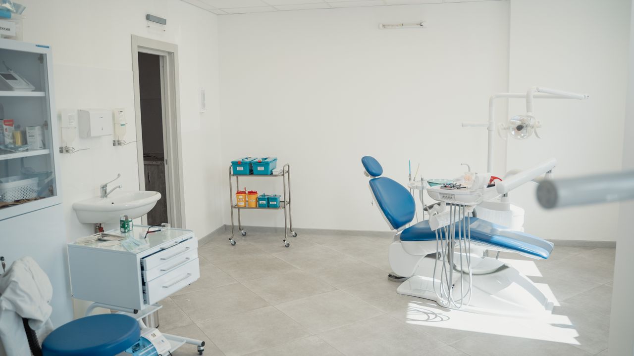 Cadeira de tratamento numa clínica dentária moderna em Lisboa