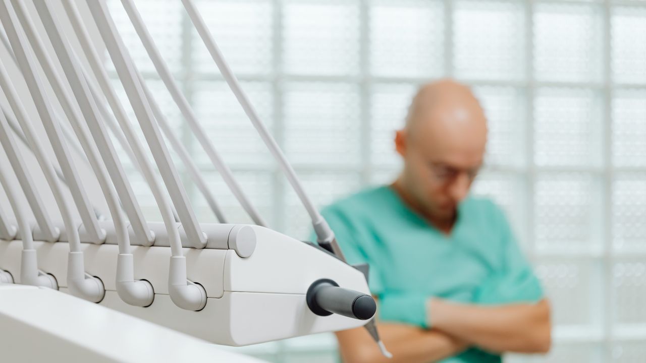Dentista a explicar um plano de tratamento e conteúdo educativo a um paciente em Lisboa