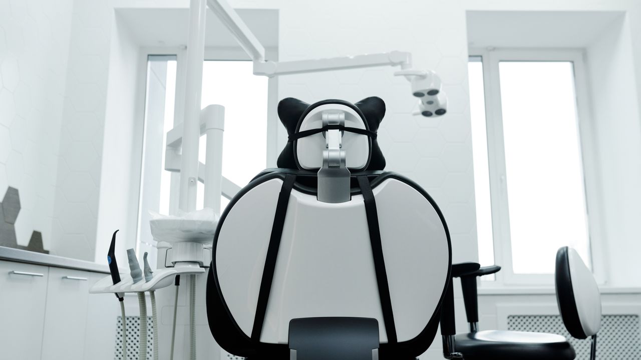 Equipa de uma clínica dentária em Lisboa a receber um paciente