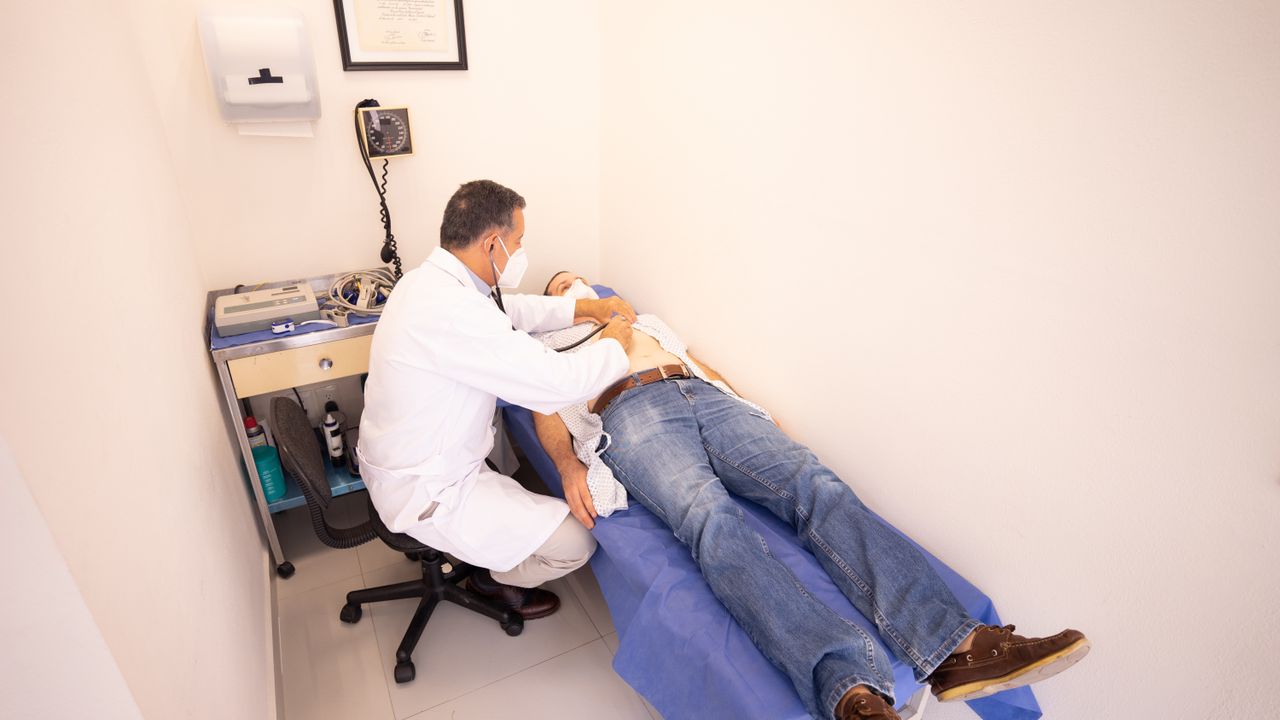 Médico a atender um paciente numa clínica moderna em Lisboa