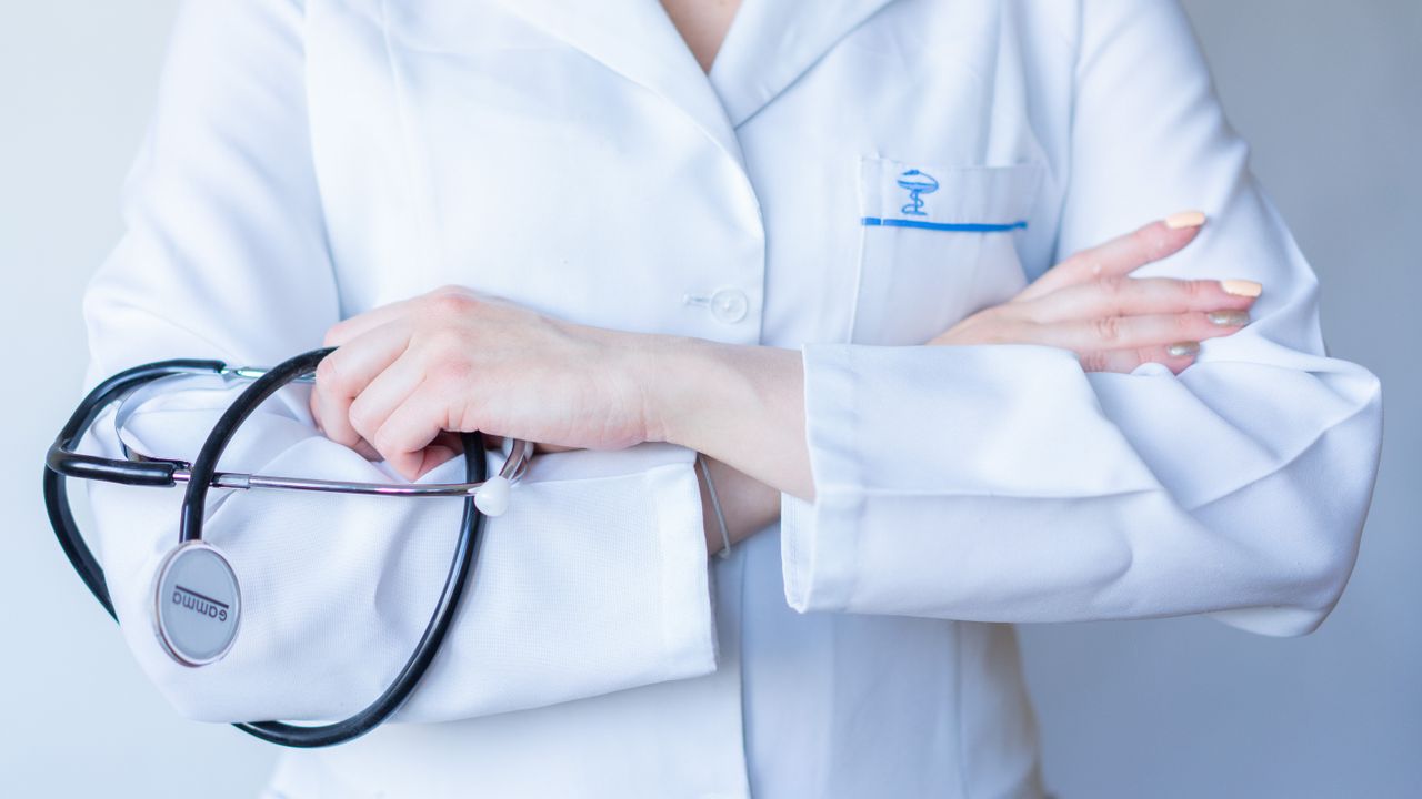 Equipa médica de uma clínica de Lisboa a analisar resultados de exames