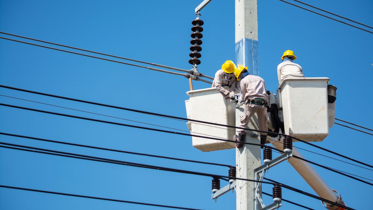 Eletricista a trabalhar num quadro elétrico numa instalação em Lisboa