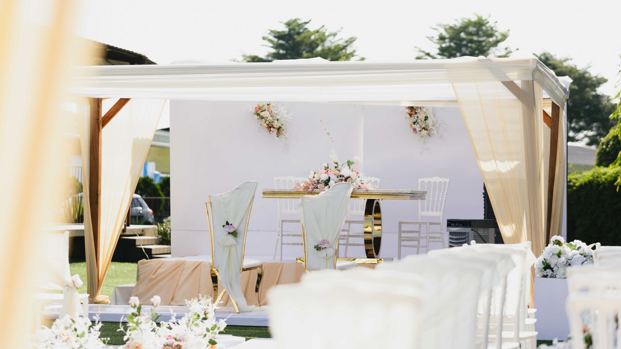 Organizadora de eventos a decorar uma mesa de casamento elegante em Lisboa