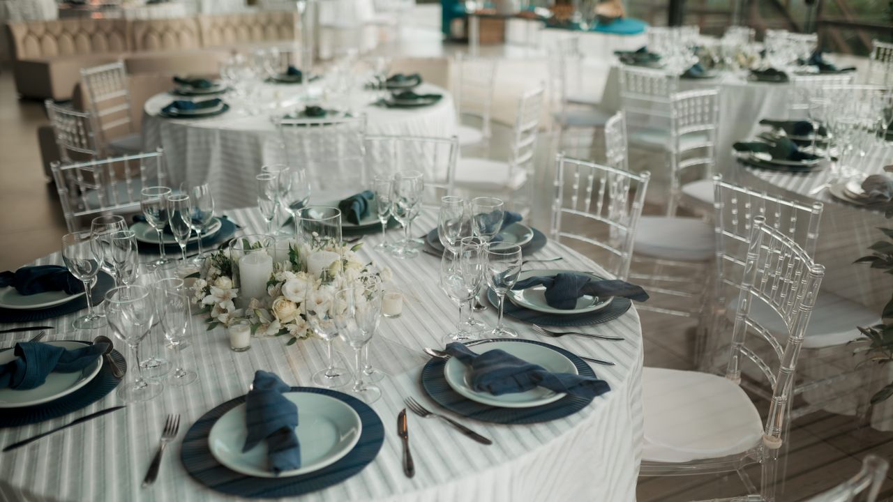Mesa de casamento decorada com flores num evento organizado em Lisboa
