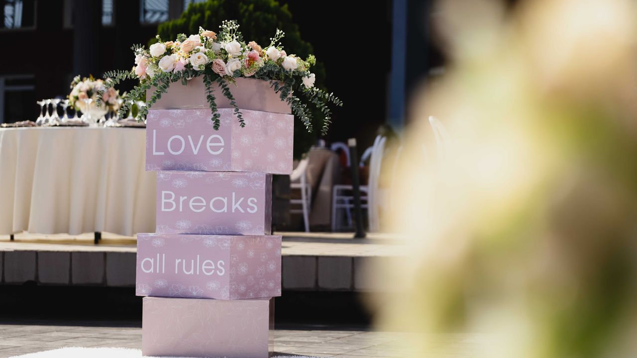 Organizador de eventos a planear conteúdo e guias de casamento em Portugal