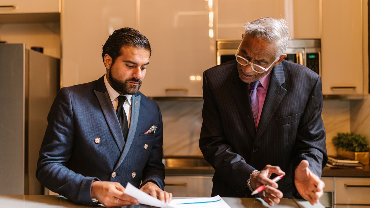 Consultor financeiro a apresentar um plano de investimento a um cliente em Lisboa