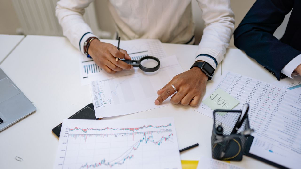Análise de gráficos e carteira de investimentos por um consultor financeiro em Lisboa
