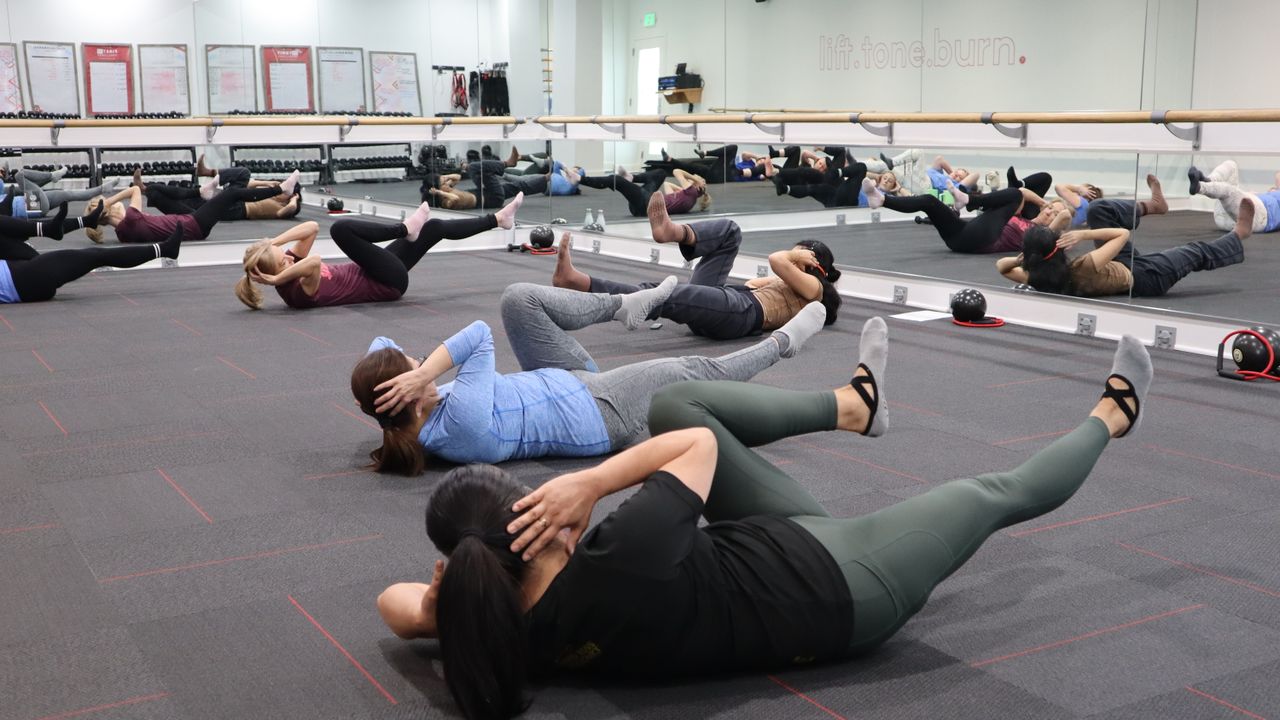Aula de treino num estúdio de fitness moderno em Lisboa