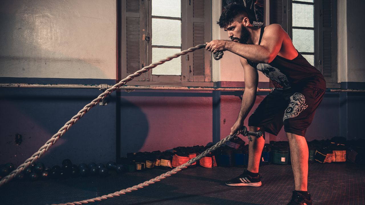 Treinador a orientar uma aula de treino funcional num estúdio em Portugal