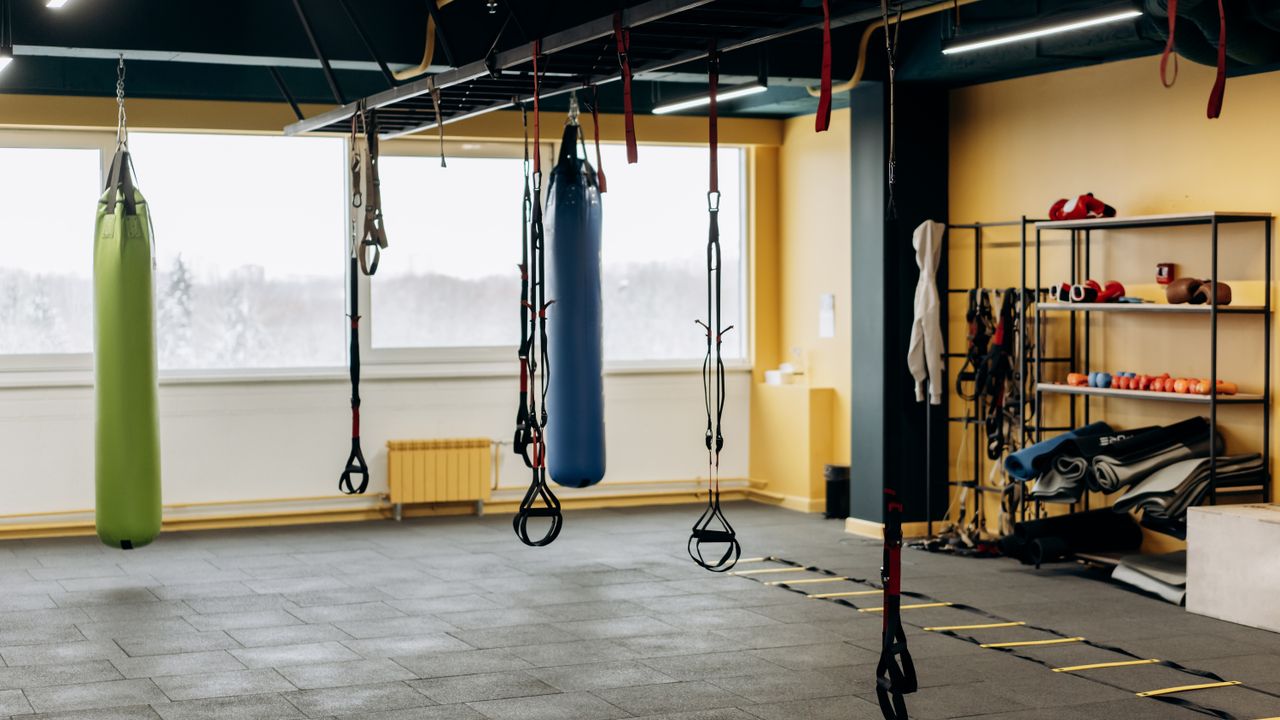 Sala de musculação de um ginásio moderno em Lisboa com equipamento de fitness