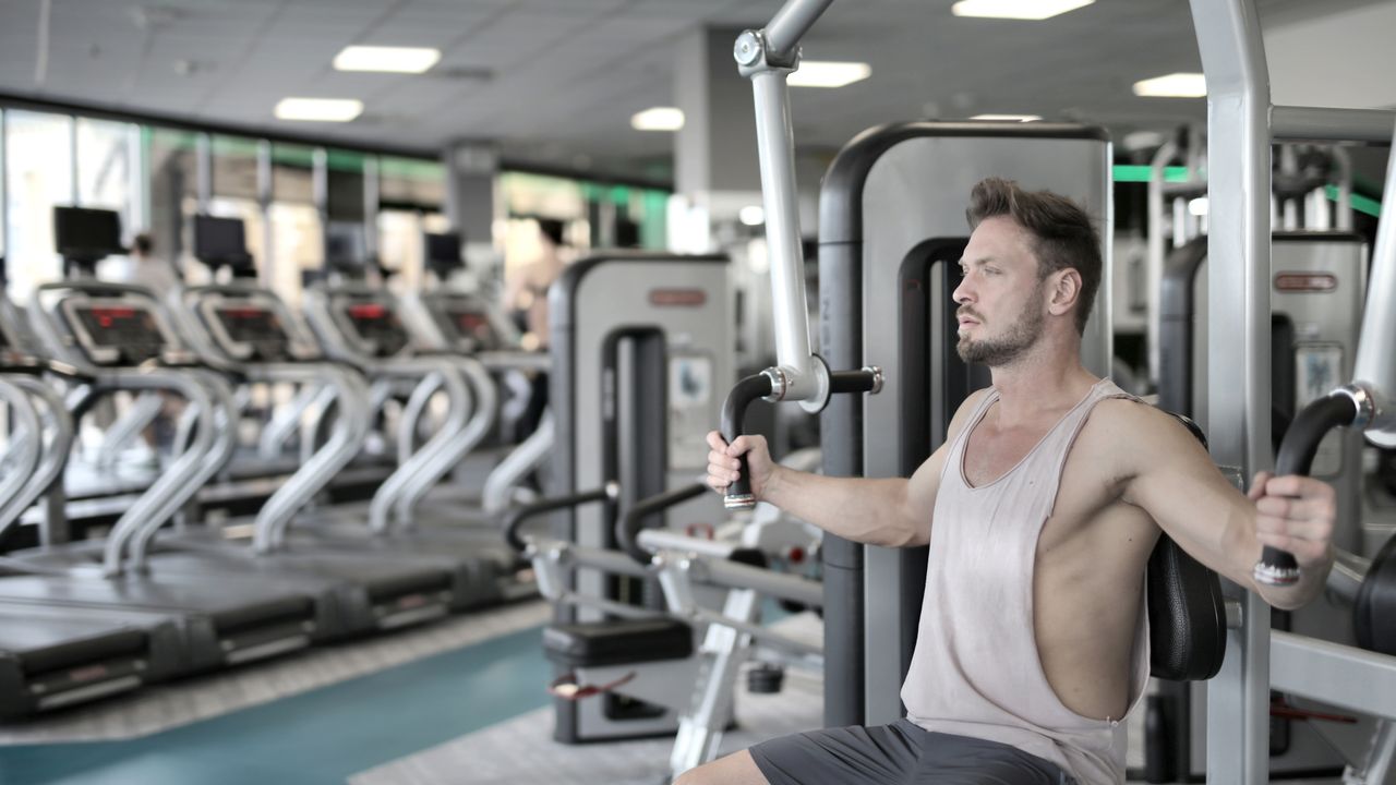 Zona de treino funcional de um ginásio em Lisboa com halteres e material de fitness