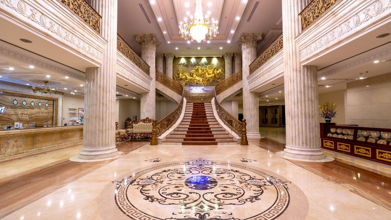 Lobby de hotel de luxo em Lisboa com sofás elegantes e iluminação acolhedora