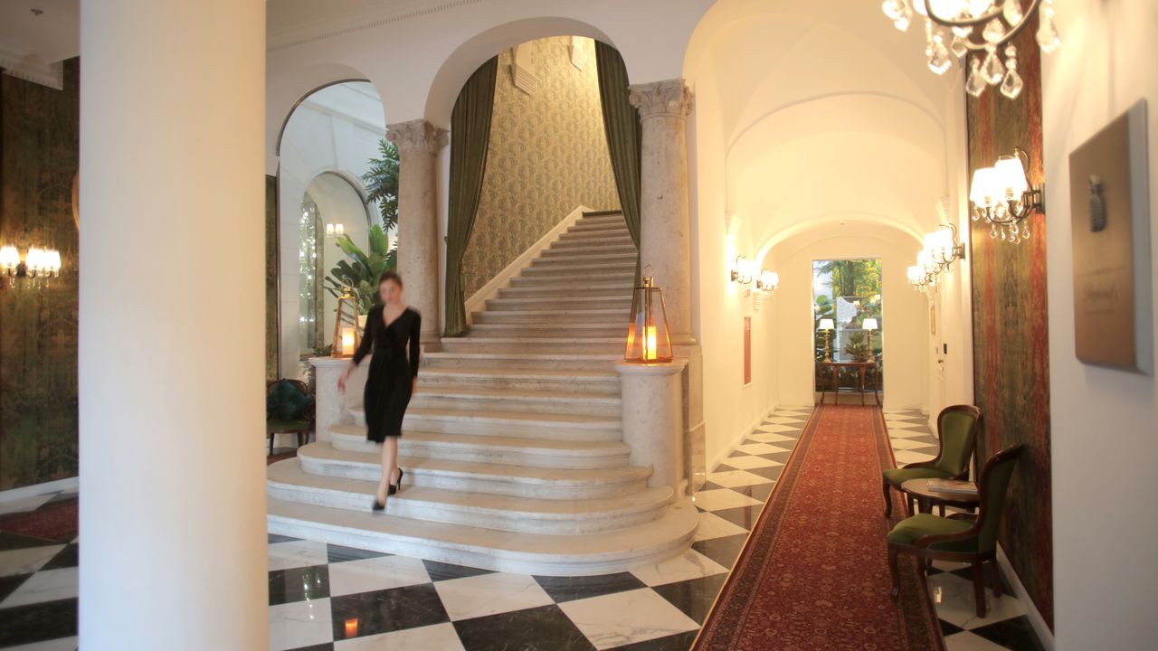 Fachada e entrada de um hotel elegante numa rua histórica de Lisboa
