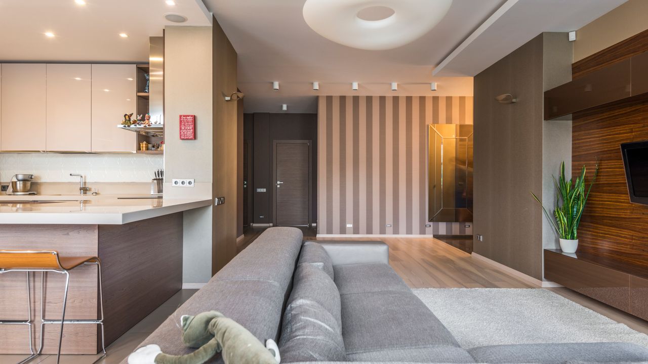 Sala de estar moderna projetada por designer de interiores em Lisboa com mobiliário contemporâneo