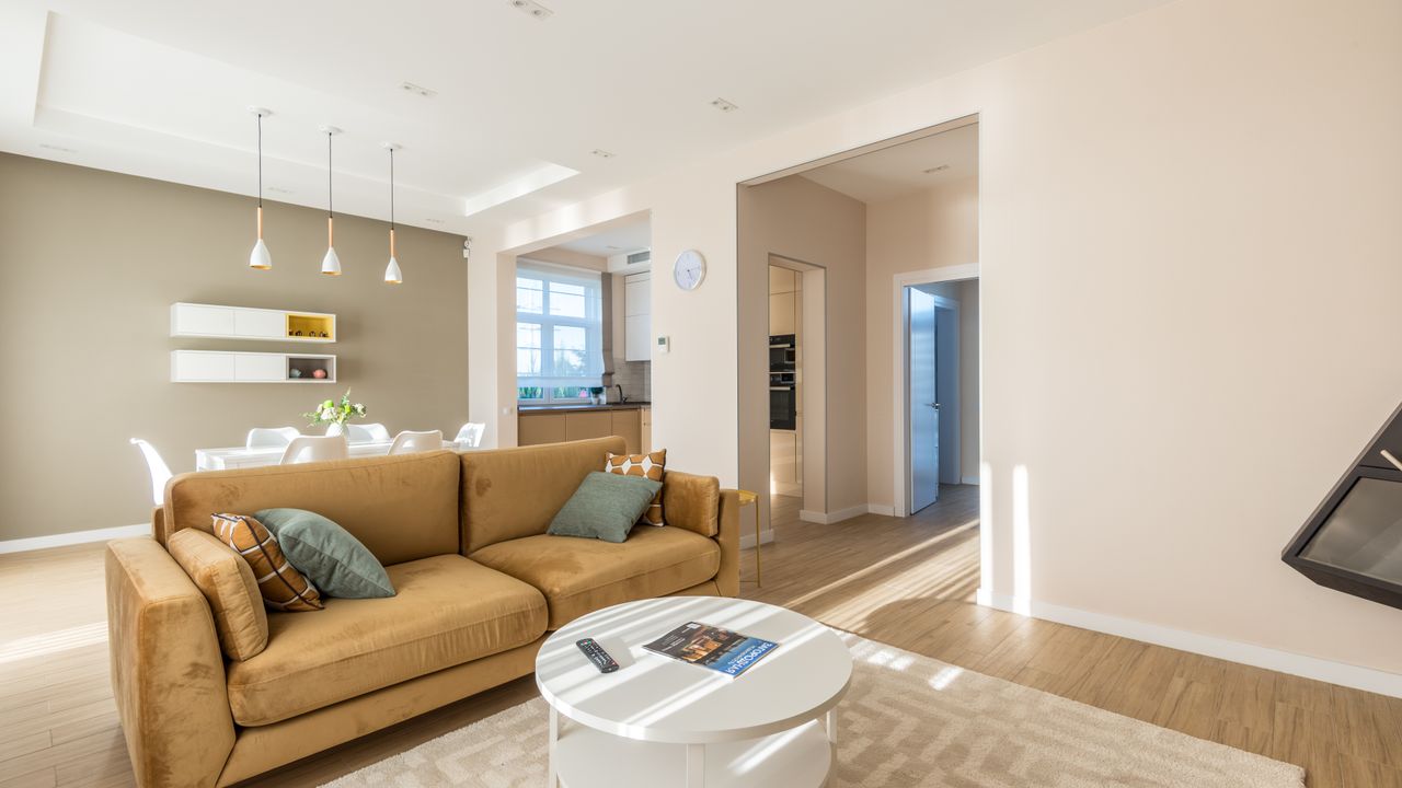 Espaço de trabalho de design de interiores moderno em Lisboa com plantas e amostras