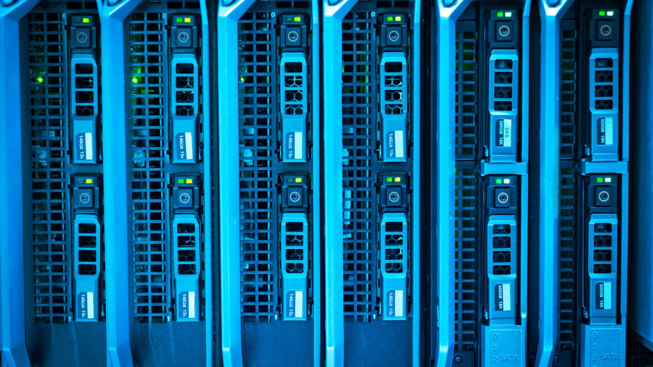 Equipa de uma empresa de TI a trabalhar em servidores e infraestrutura tecnológica em Lisboa
