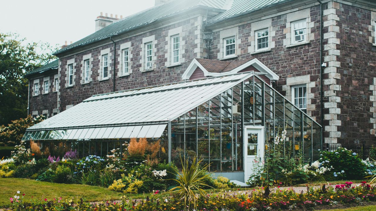 Projeto de arquitetura paisagística com jardim desenhado e plantas ornamentais na região de Lisboa