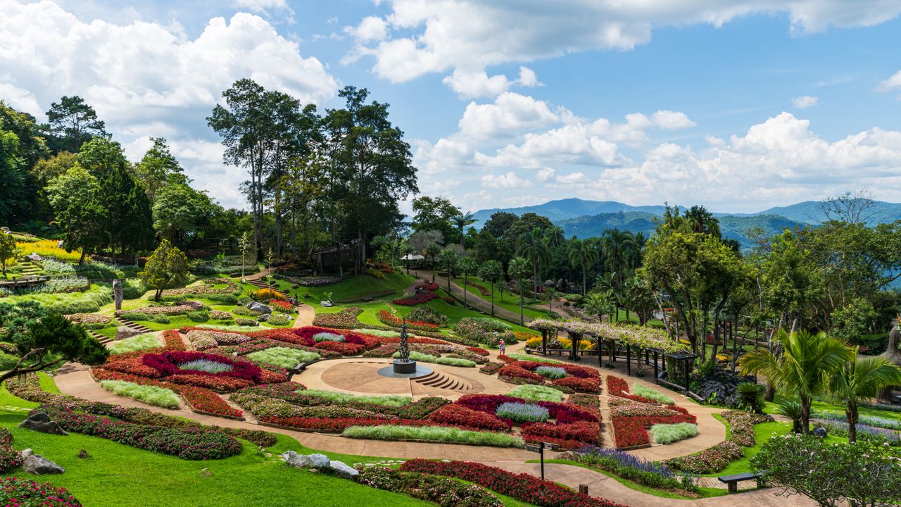 Equipa de jardinagem a trabalhar num espaço verde ajardinado na região de Lisboa