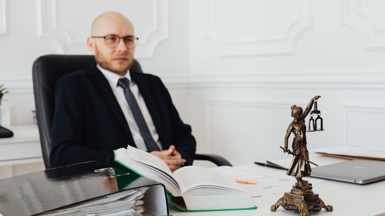 Advogados a analisar um processo no escritório de advocacia em Lisboa