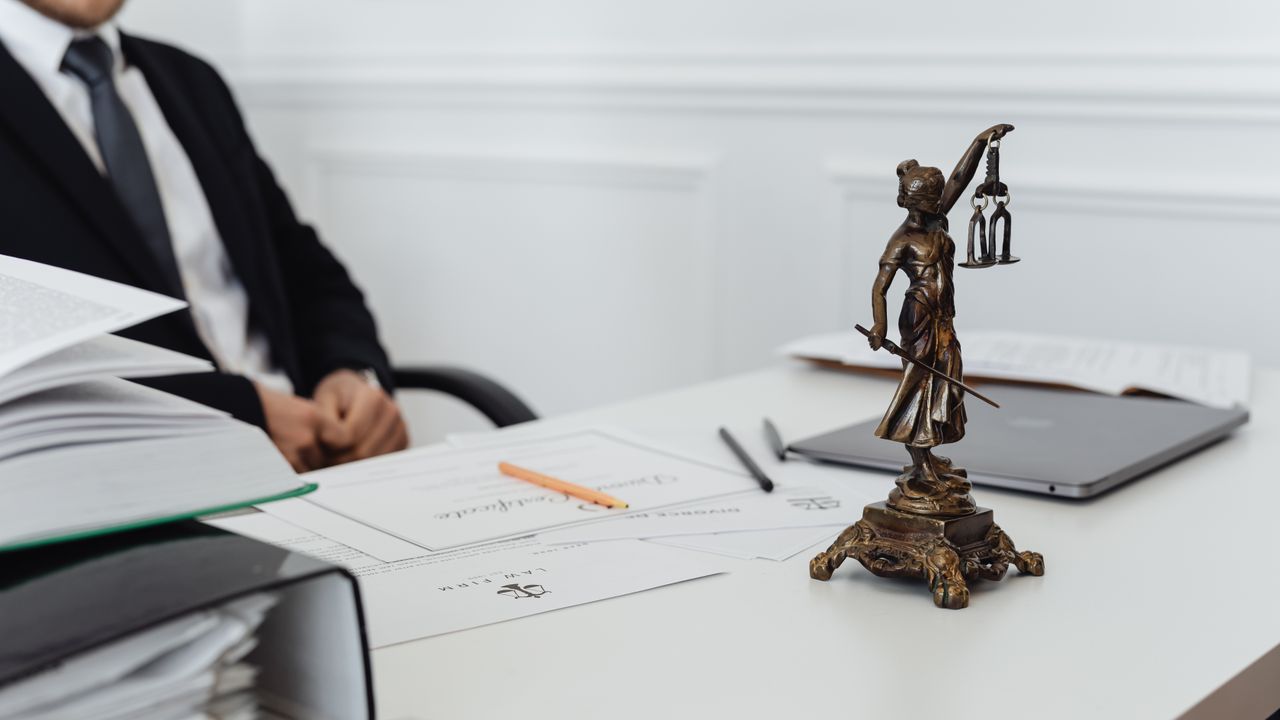 Escritório de advocacia moderno em Lisboa com advogados a trabalhar